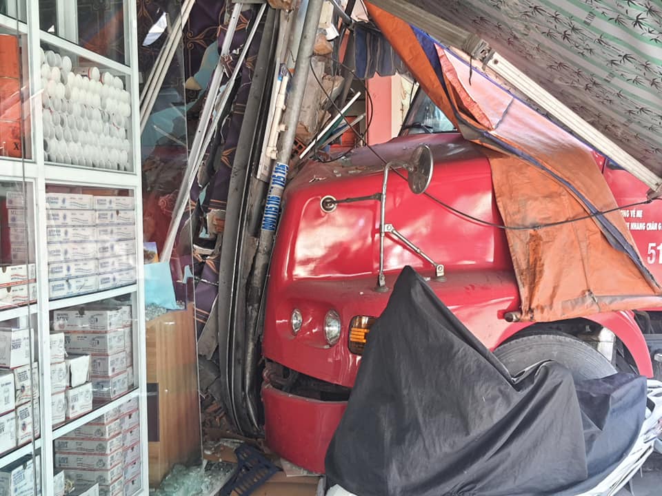 Chiếc xe container đ&acirc;m sập cửa h&agrave;ng b&aacute;n đồ điện