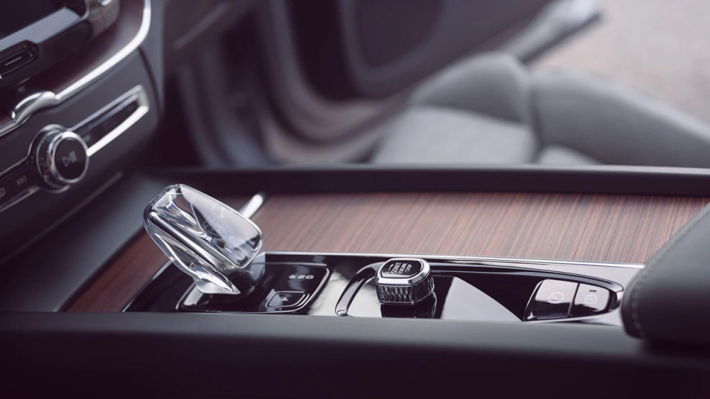 Cần số pha lê đẹp mắt trên cụm điều khiển trung tâm của Volvo XC60 2021