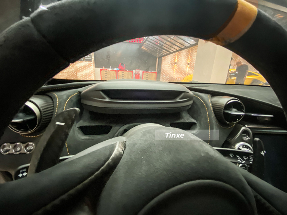 Trọng lượng nhẹ, công suất tăng, thời gian tăng tốc 0-100 km/h hay 200 km/h đều ấn tượng so với McLaren 720S nhưng quái thú McLaren 765LT lại bị kìm hãm tốc độ tối đa chỉ 330 km/h
