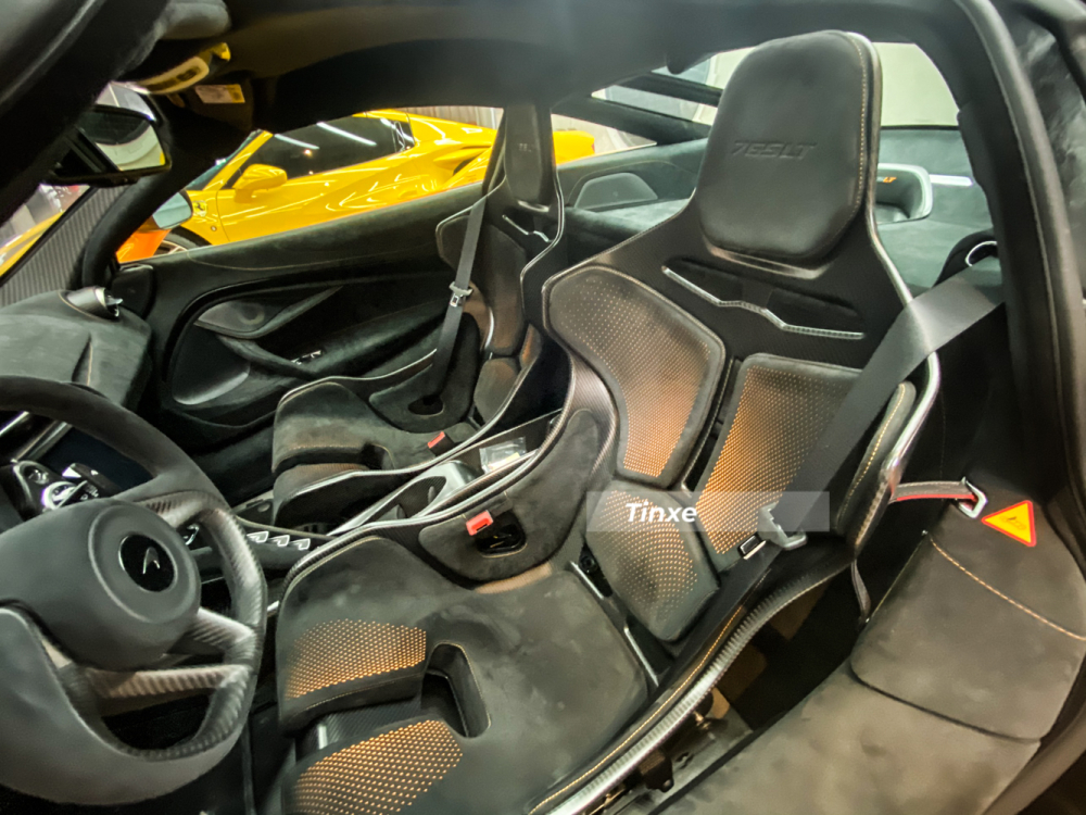 Cận cảnh ghế đua của McLaren 765LT đầu tiên Việt Nam và chi tiết dây kéo may chỉ màu đỏ