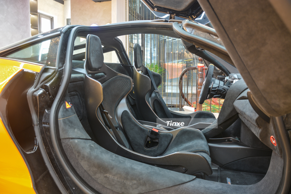 Xe có tuỳ chọn ghế đua siêu nhẹ bằng carbon cùng da Alcantara. Bậc cửa không ốp carbon và được bọc da lộn xuyên suốt. Bên hông 2 ghế có dây kéo để khi sự cố chủ nhân có thể giật dây báo hiệu