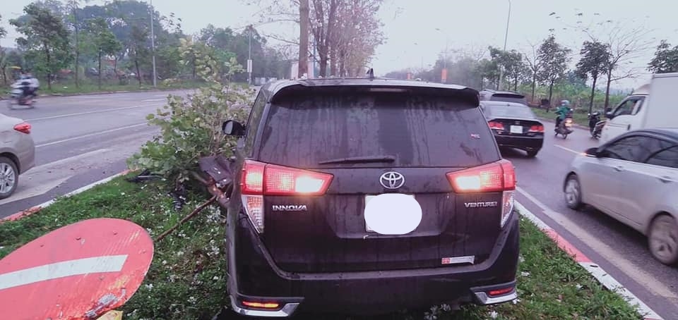 Chiếc xe Toyota Innova tại hiện trường vụ tai nạn