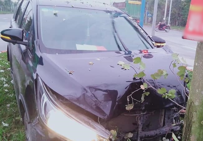 Phần đầu xe hư hỏng nặng