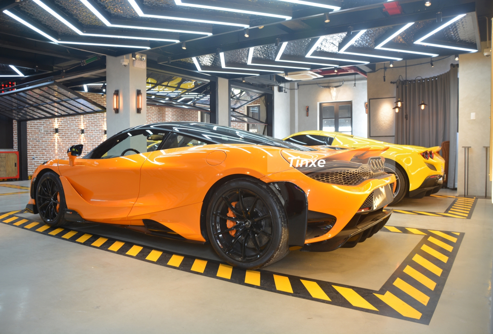 Nhìn từ phía sau dễ nhận ra McLaren 765LT hơn