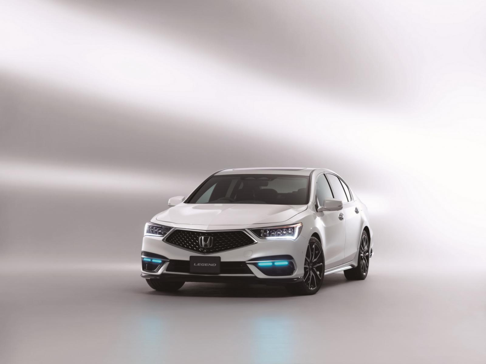 Trên đầu xe Honda Legend Hybrid EX 2021 có dải đèn màu xanh dương Trên đầu xe Honda Legend Hybrid EX 2021 có dải đèn màu xanh dương