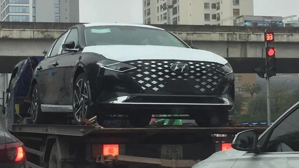 Hyundai Grandeur bị bắt gặp trên đường phố Hà Nội.