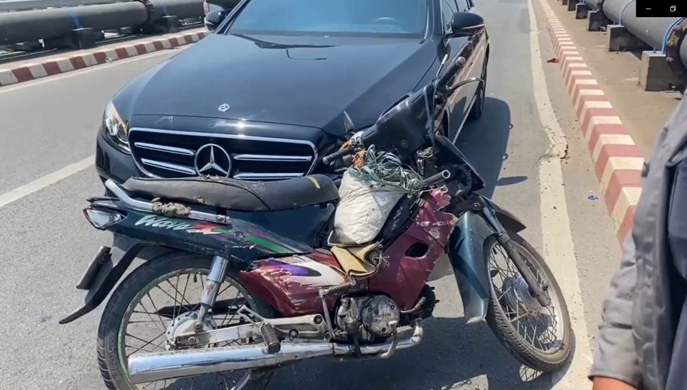 Chiếc xe máy và ô tô hạng sang Mercedes-Benz E-Class tại hiện trường vụ tai nạn Chiếc xe máy và ô tô hạng sang Mercedes-Benz E-Class tại hiện trường vụ tai nạn