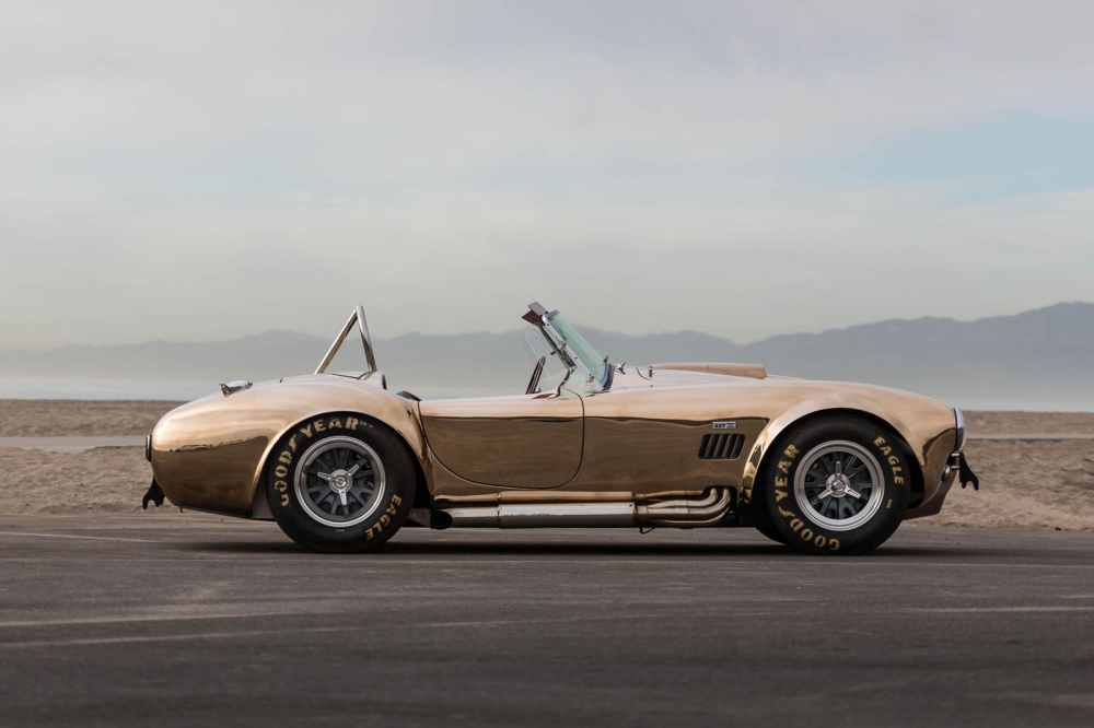 Phía bên sườn của chiếc Shelby 427 S/C Cobra Phía bên sườn của chiếc Shelby 427 S/C Cobra CSX 4600 1965