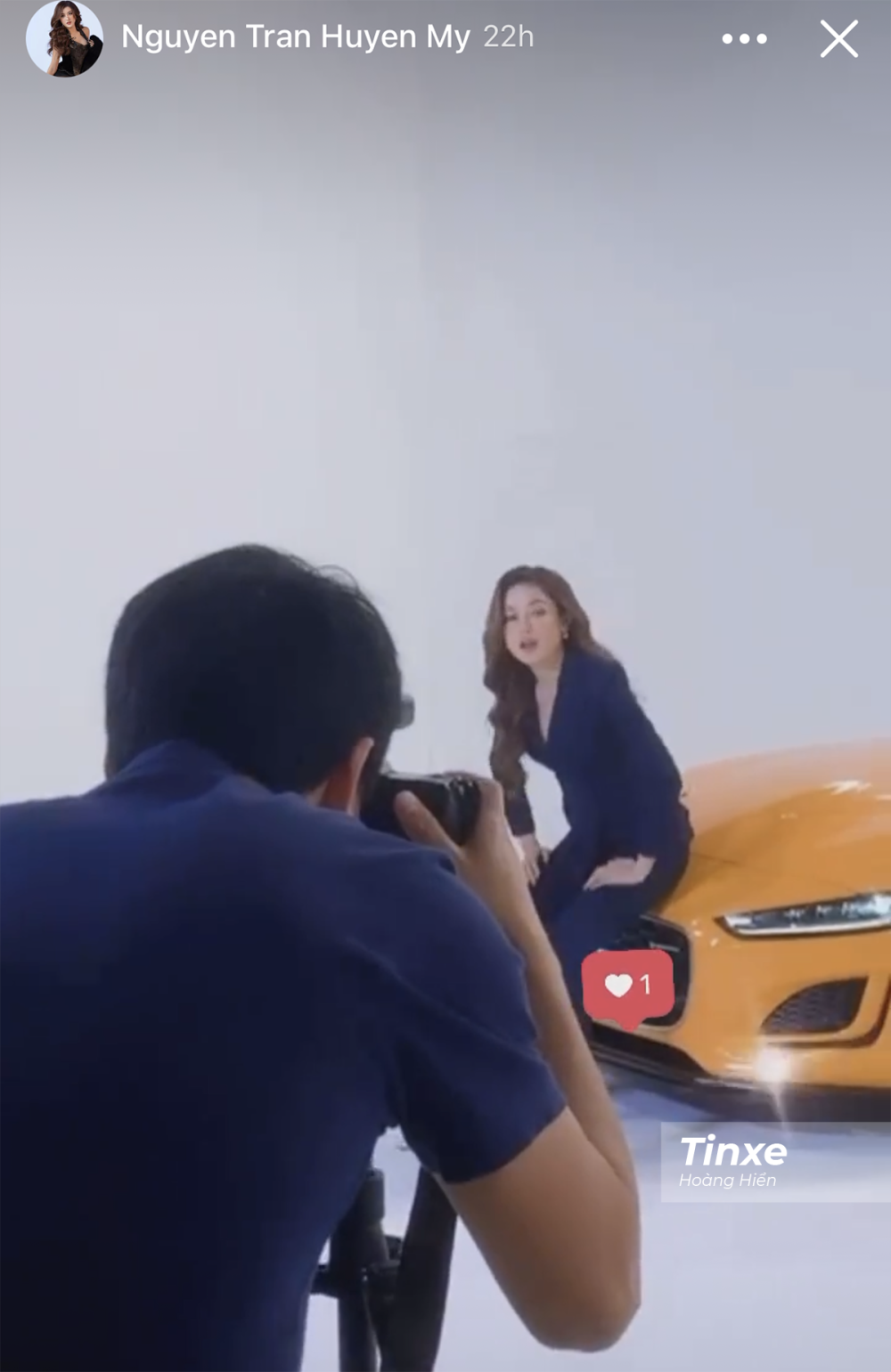 &Aacute; hậu Huyền My khoe h&igrave;nh ảnh chụp c&ugrave;ng chiếc Jaguar F-Type 2021. D&ugrave; đ&atilde; kh&eacute;o l&eacute;o che đi logo nhưng vẫn c&oacute; thể dễ d&agrave;ng nhận ra.