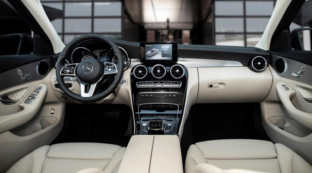 Nội thất của Mercedes-Benz C 180 AMG 2021 kh&ocirc;ng kh&aacute;c g&igrave; bản thường.