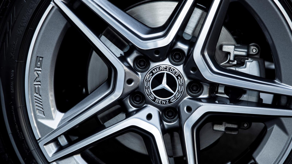 M&acirc;m hợp kim 18 inch 5 chấu k&eacute;p tương tự như C 300 AMG nhưng sử dụng nền x&aacute;m chứ kh&ocirc;ng phải nền đen.