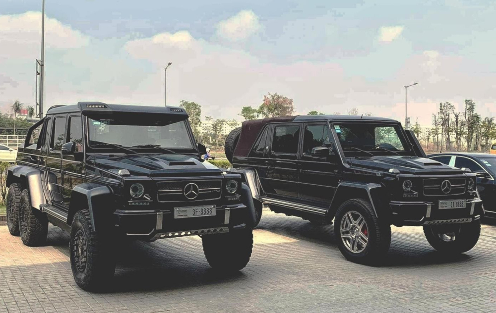 Mercedes-Benz G63 AMG 6x6 đỗ cạnh Mercedes-Maybach G650 Landaulet Mercedes-Benz G63 AMG 6x6 đỗ cạnh Mercedes-Maybach G650 Landaulet