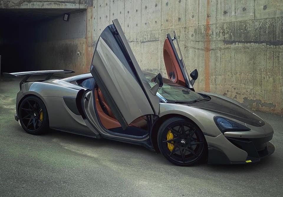 Tống Đông Khuê còn mới mua siêu xe McLaren 570S