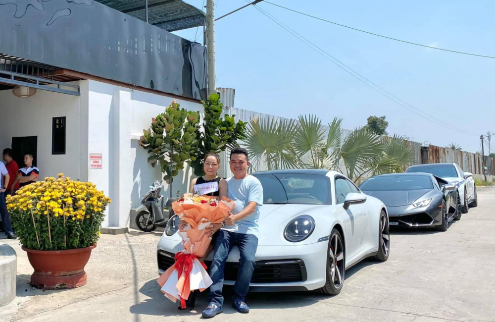 Người bán lan đột biến Hóc Môn tặng vợ Porsche 911 hơn 8 tỷ đồng nhân dịp 8/3 Người bán lan đột biến Hóc Môn tặng vợ Porsche 911 hơn 8 tỷ đồng nhân dịp 8/3