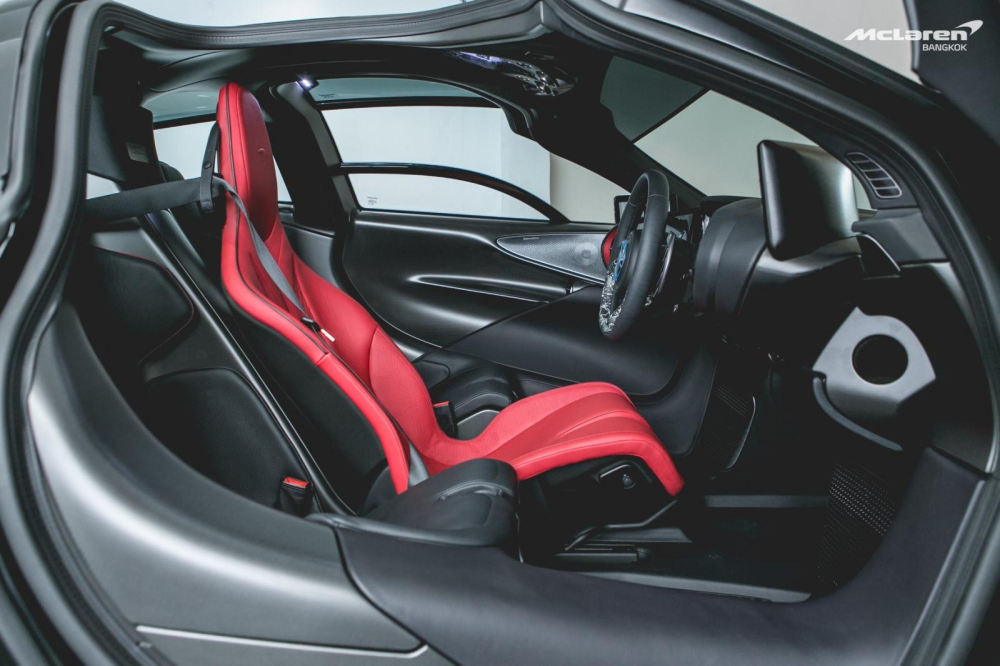 Khoang lái siêu xe McLaren Speedtail mới đến Thái Lan