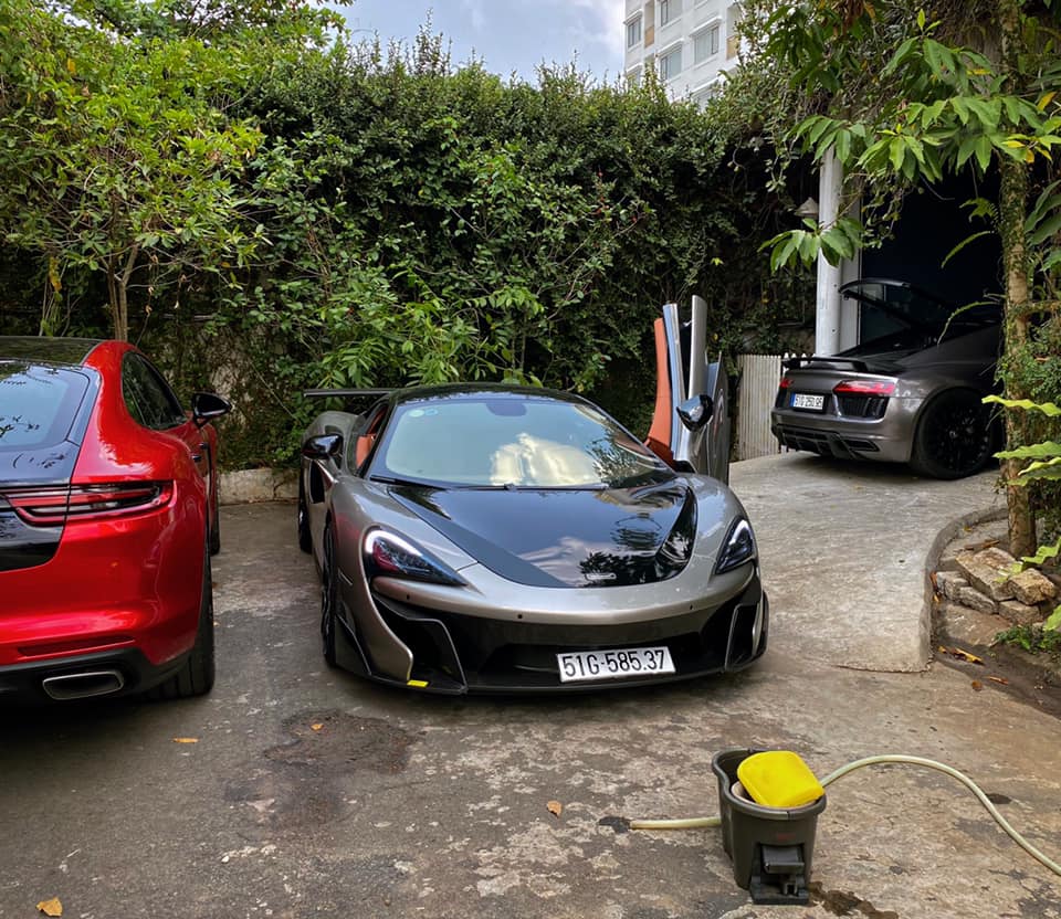 Garage nhà Tống Đông Khuê đang có 2 chiếc siêu xe tầm trung và là đối thủ của nhau chính là McLaren 570S cũng như Audi R8 V10 Plus