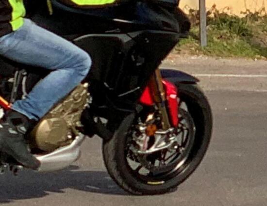 Xe được trang bị phuộc trước Ohlins vàng, phanh Brembo