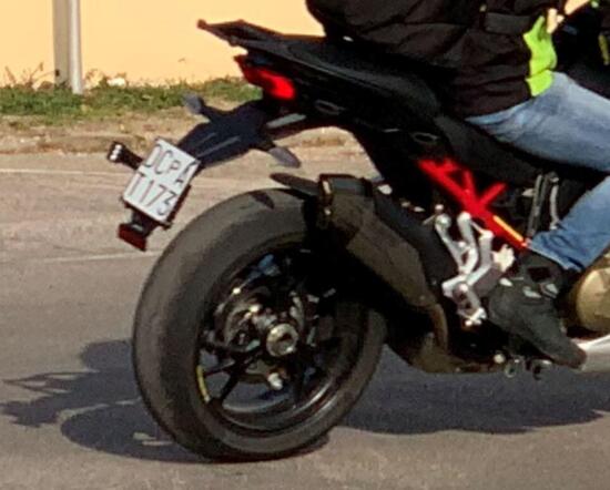 Gắp đơn phía sau đẹp mắt trên Multistrada V4 Pikes Peak