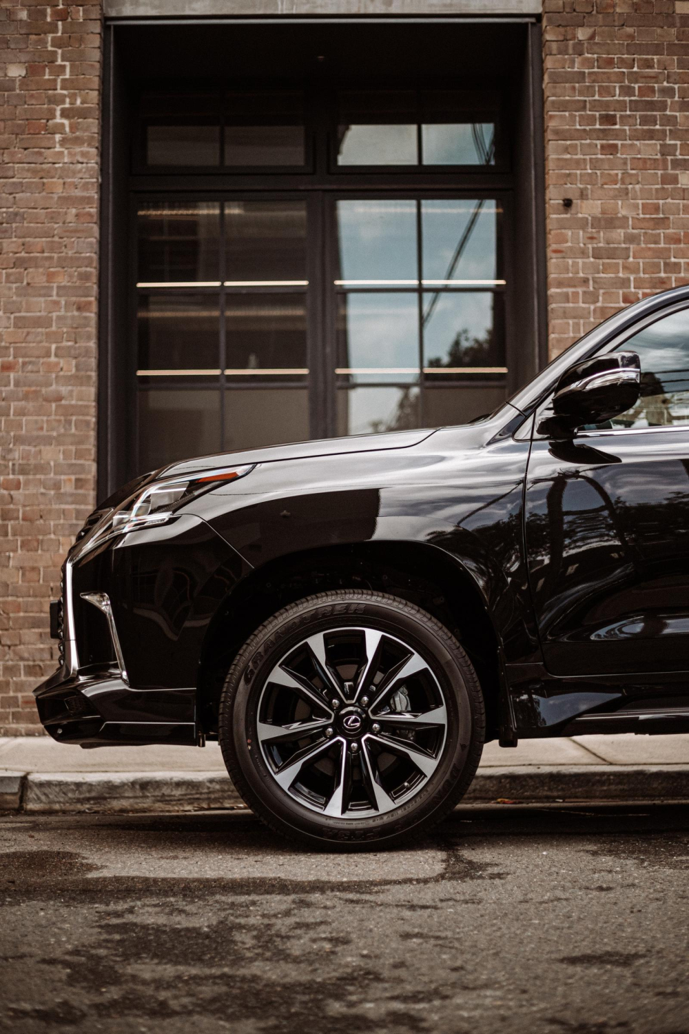 Bộ v&agrave;nh phối 2 m&agrave;u của Lexus LX570 S 2021