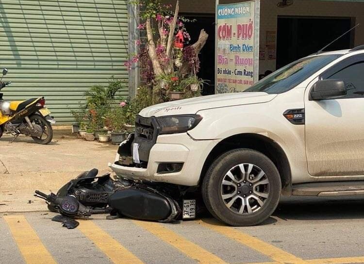 Cả hai phương tiện đều bị hư hỏng sau vụ tai nạn