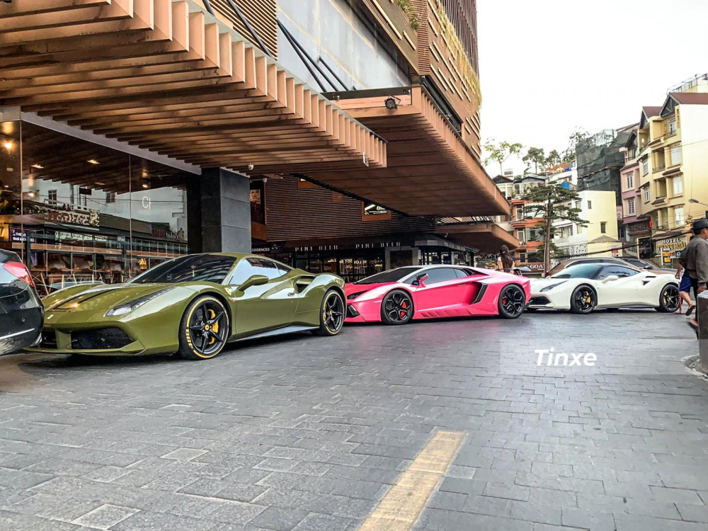 Ngoài những chiếc siêu xe Ferrari đẹp mắt, đoàn xe này còn có một chiếc xe Lamborghini duy nhất mang phiên bản Aventador LP700-4