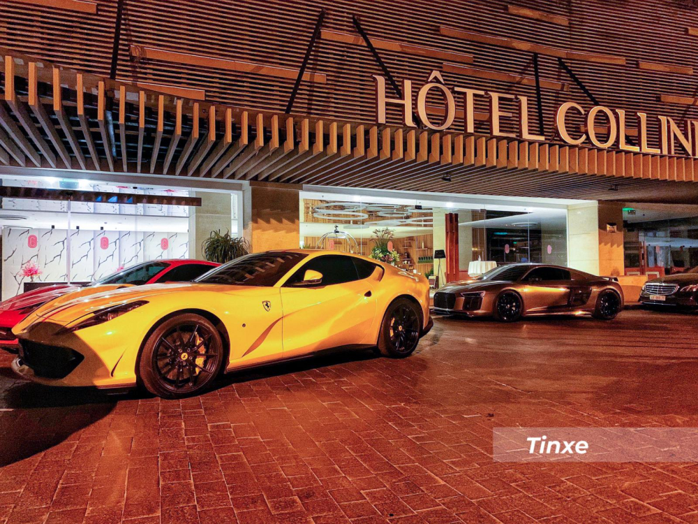 Trong ảnh l&agrave; Ferrari 458 Italia v&agrave; Ferrari 812 Superfast đỗ cạnh nhau