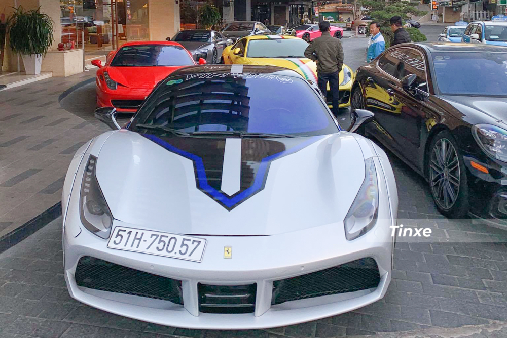 Chiếc siêu xe Ferrari 488 GTB mang gói độ Liberty Walk cũng xuất hiện trong đoàn siêu xe này. Đây là 1 trong số ít siêu xe tại Việt Nam mang gói độ thân rộng nổi tiếng của hãng độ đến từ Nhật Bản. Chi phí thực hiện dự án này hơn 2 tỷ đồng.