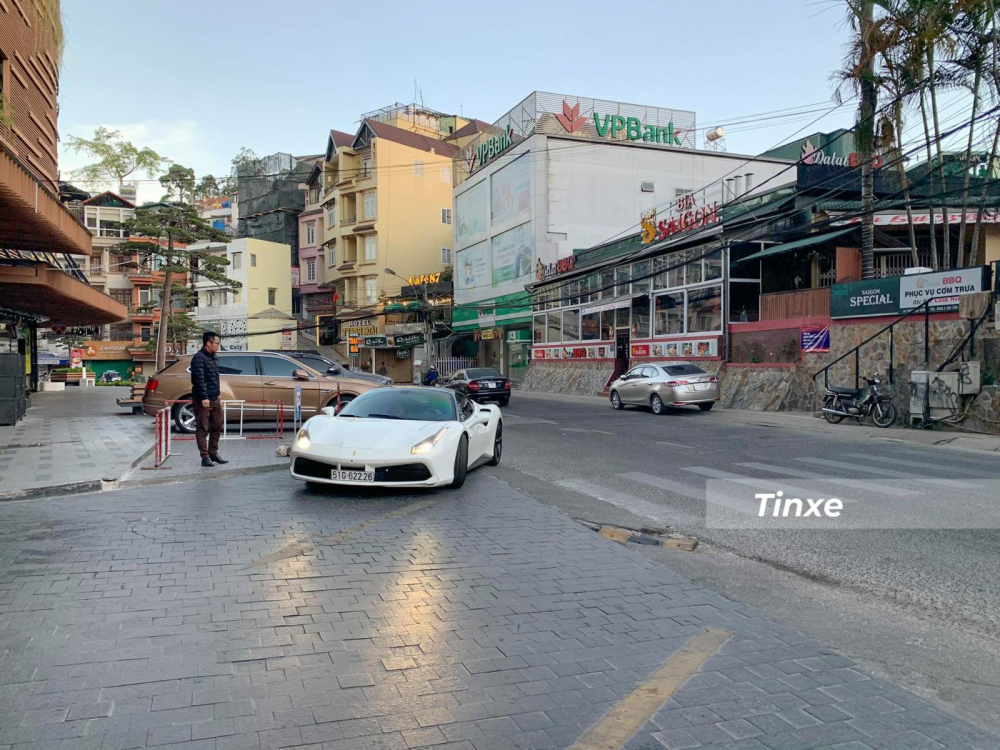 Giá xe Ferrari dành cho mẫu xe 488 GTB dao động trên 8 tỷ đồng. Ferrari 488 GTB sử dụng động cơ V8, tăng áp kép, dung tích 3,9 lít, sản sinh công suất tối đa 661 mã lực tại vòng tua máy 8.000 vòng/phút và mô-men xoắn cực đại 760 Nm tại 3.000 vòng/phút