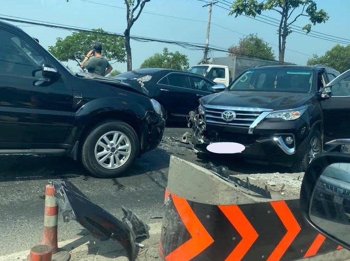 Chiếc xe Toyota Fortuner nhiều khả năng t&ocirc;ng v&agrave;o dải ph&acirc;n c&aacute;ch rồi xoay 180 độ v&agrave; xảy ra tai nạn với xe Ford Escape