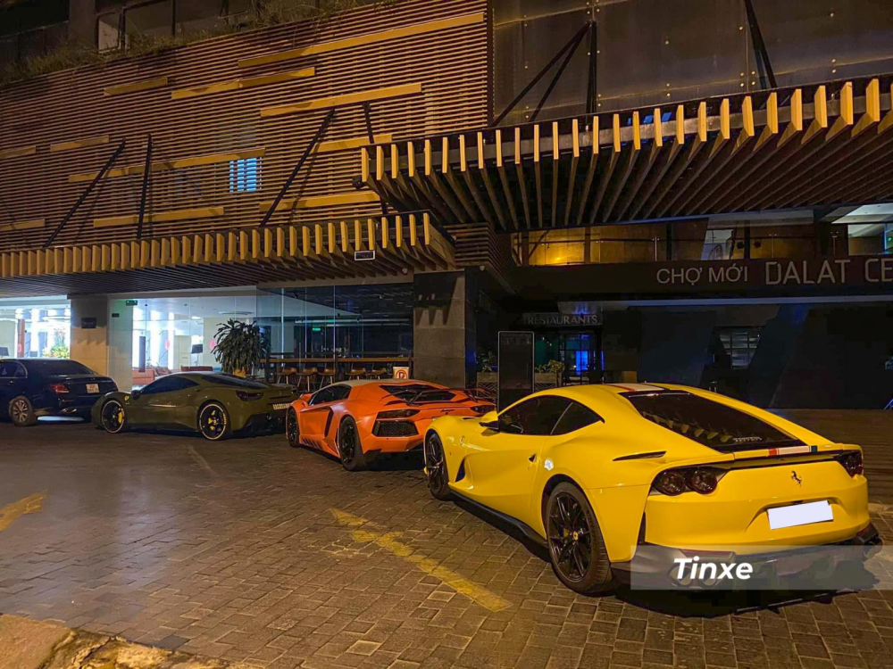 Lamborghini Aventador LP700-4 bị kẹp giữa Ferrari 488 GTB v&agrave; Ferrari 812 Superfast