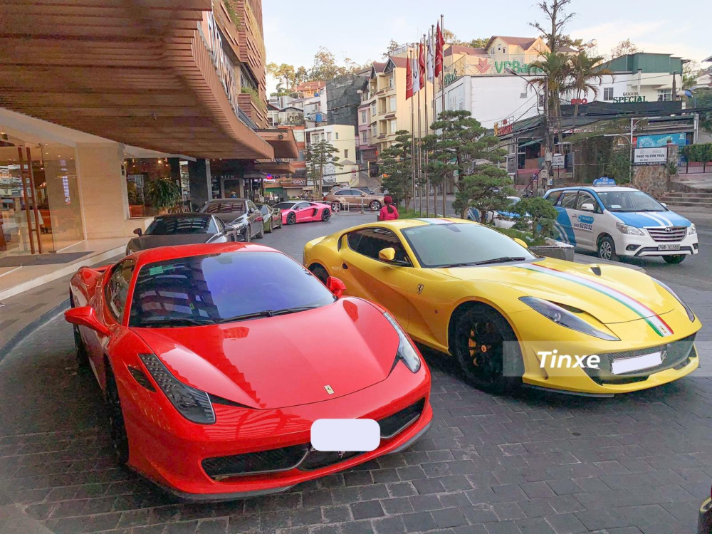 Dàn siêu xe này còn có 2 chiếc Ferrari khác bao gồm 458 Italia và một chiếc Ferrari 812 Superfast. Trong khi chiếc siêu xe Ferrari 458 Italia mang màu đỏ nổi bật cùng bộ ghế với dây đai an toàn kiểu xe đua thì chiếc siêu xe Ferrari 812 Superfast đã được chủ nhân thay áo từ đen sang màu vàng.