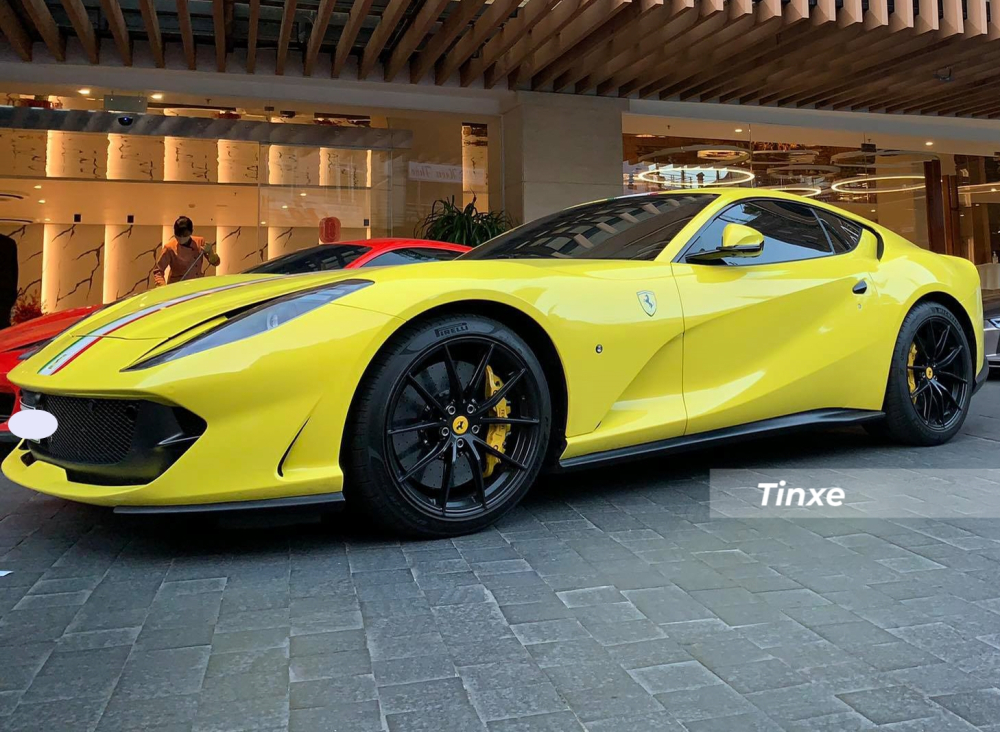 Siêu xe Ferrari 812 Superfast được trang bị động cơ hút khí tự nhiên V12, dung tích 6.5 lít, sản sinh công suất tối đa 789 mã lực tại vòng tua máy 8.500 vòng/phút và mô-men xoắn cực đại 718 Nm tại vòng tua máy 7.000 vòng/phút.