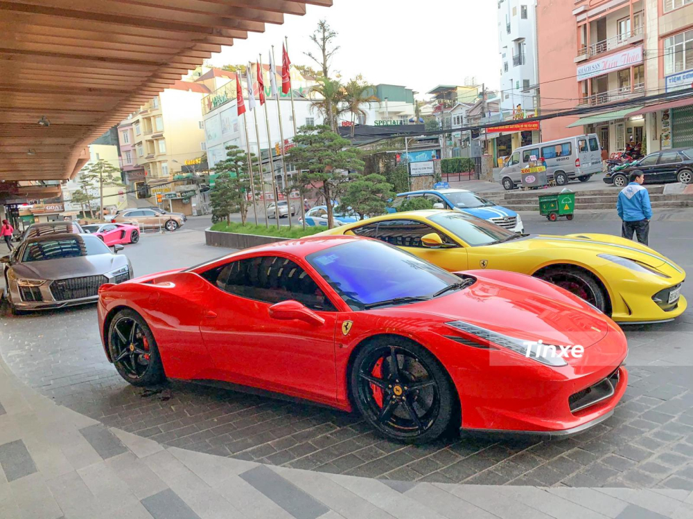 Về siêu xe Ferrari 458 Italia, xe được trang bị khối động cơ V8, dung tích 4.5 lít, sản sinh công suất tối đa 562 mã lực và mô-men xoắn cực đại 540 Nm. Siêu ngựa 458 sẽ mất khoảng thời gian 3,4 giây để tăng tốc từ vị trí đứng yên lên 100 km/h trước khi đạt tốc độ tối đa 320 km/h.