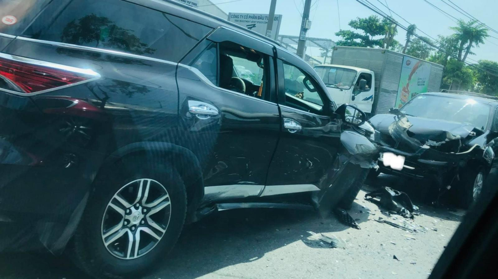 H&igrave;nh ảnh hiện trường vụ tai nạn của xe Ford Escape, Toyota Fortuner v&agrave; một chiếc Toyota Camry tr&ecirc;n QL22 v&agrave;o s&aacute;ng qua