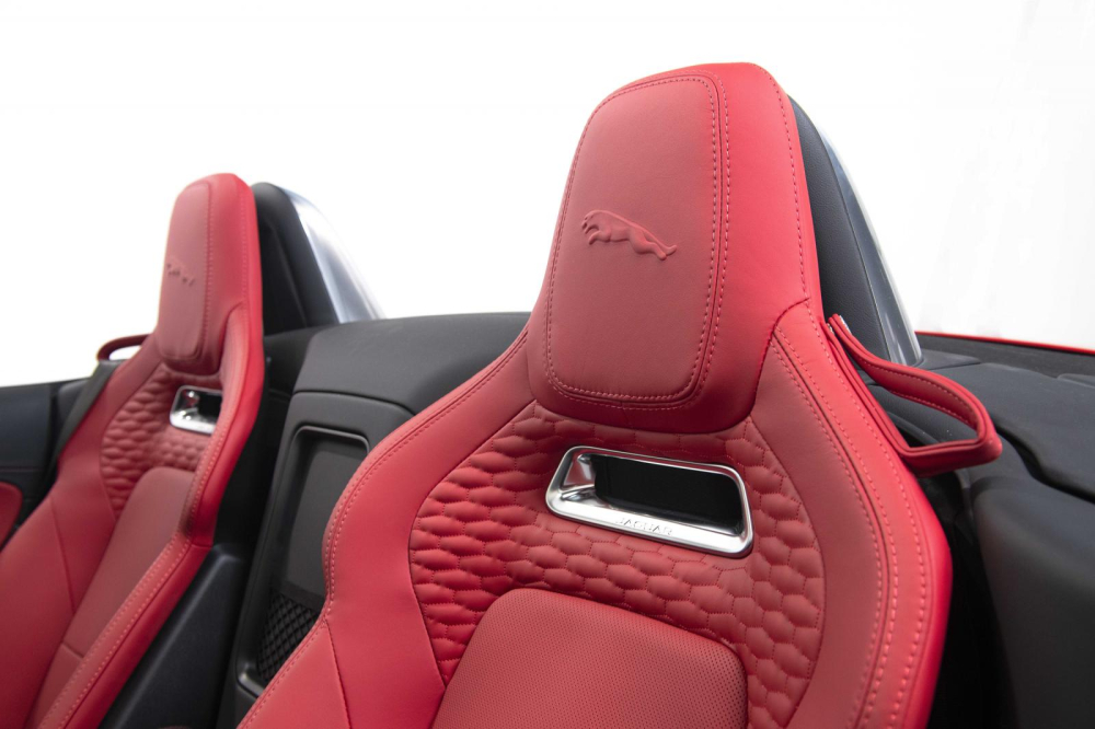 Những chi tiết làm thủ công làm tôn vinh tính thẩm mỹ của Jaguar F-Type 2021. Những chi tiết làm thủ công làm tôn vinh tính thẩm mỹ của Jaguar F-Type 2021.