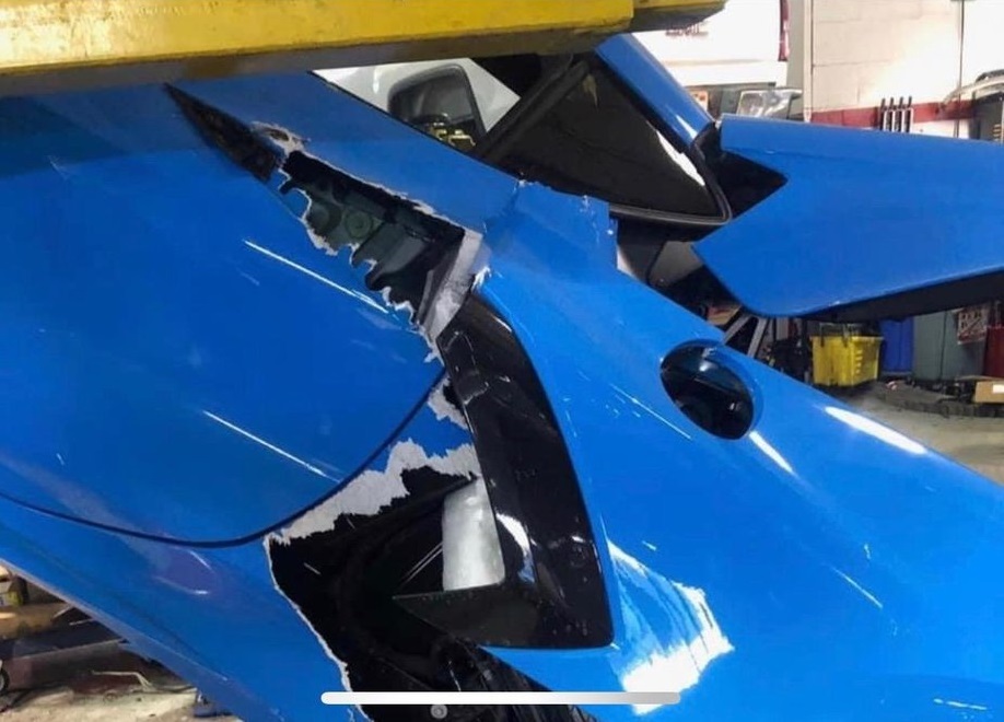 Chiếc Chevrolet C8 Corvette Stingray bị hư hỏng nặng sau vụ tai nạn