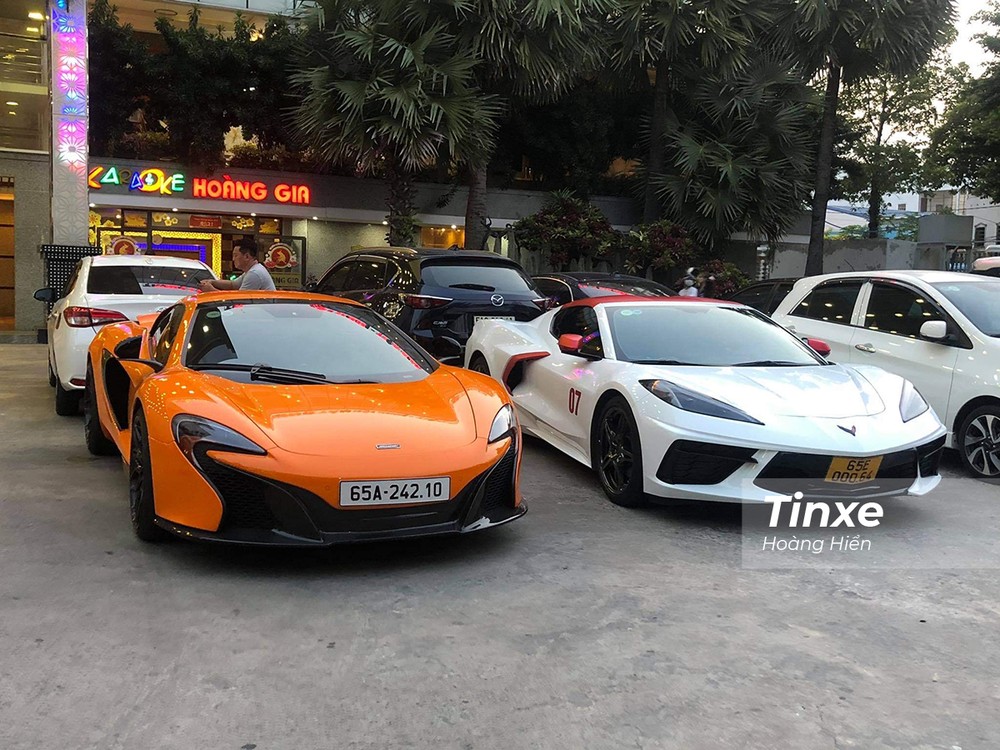 Chiếc Chevrolet C8 Corvette Stingray màu trắng, đeo biển số dịch vụ của Cần Thơ, đỗ bên cạnh siêu xe McLaren 650S