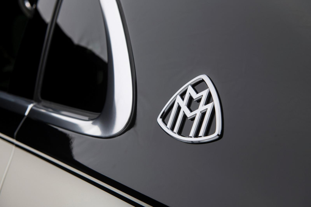 Logo Maybach trên cột C