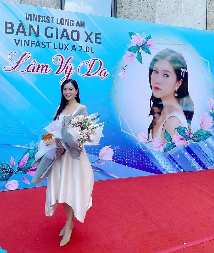Nữ diễn vi&ecirc;n L&acirc;m Vỹ Dạ trong buổi lễ b&agrave;n giao VinFast Lux A2.0