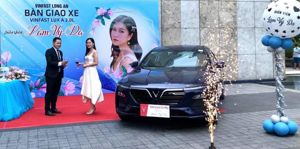 Sau Mercedes-Benz GLC 200, nữ diễn vi&ecirc;n L&acirc;m Vỹ Dạ tậu VinFast Lux A2.0
