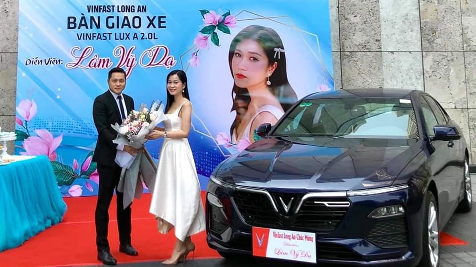 VinFast Lux A2.0 của nữ diễn vi&ecirc;n L&acirc;m Vỹ Dạ c&oacute; m&agrave;u xanh dương