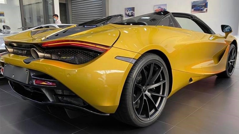 Diện mạo của xe lúc chưa được dán đề-can Diện mạo của xe lúc chưa được dán đề-can