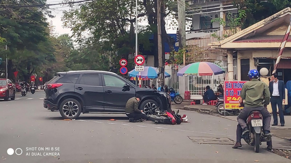Hiện trường vụ tai nạn giữa xe máy và Mazda CX5 Hiện trường vụ tai nạn giữa xe máy và Mazda CX5