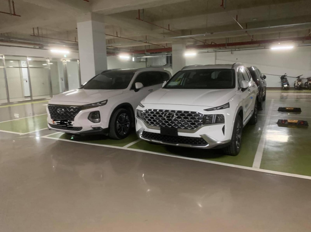Hyundai Santa Fe 2021 lần đầu xuất hiện tại Việt Nam v&agrave;o đầu th&aacute;ng 12/2020 dưới một hầm để xe tại H&agrave; Nội v&agrave; nhanh ch&oacute;ng được x&aacute;c nhận l&agrave; xe phục vụ đại sứ qu&aacute;n.