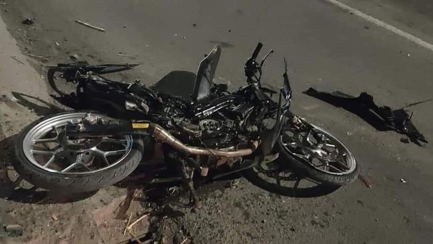 Chiếc xe m&aacute;y của nạn nh&acirc;n xấu số hư hỏng nặng sau tai nạn