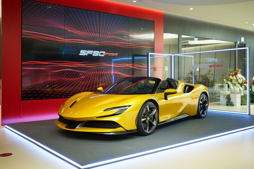 Ferrari SF90 Spider có giá bán tại Mỹ khoảng 558.000 đô la, tương đương 12,9 tỷ đồng Ferrari SF90 Spider có giá bán tại Mỹ khoảng 558.000 đô la, tương đương 12,9 tỷ đồng