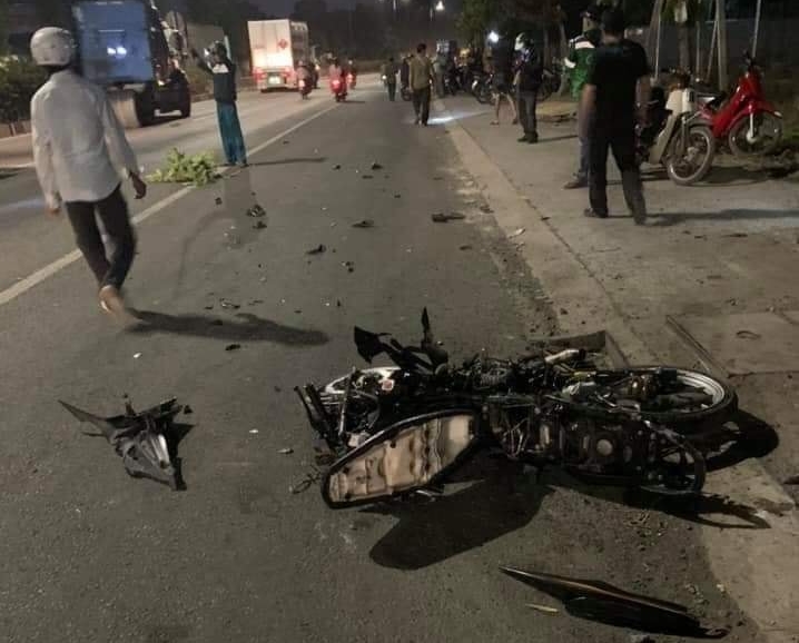 Hiện trường vụ tai nạn khiến nam thanh ni&ecirc;n chạy xe m&aacute;y tử vong tại chỗ