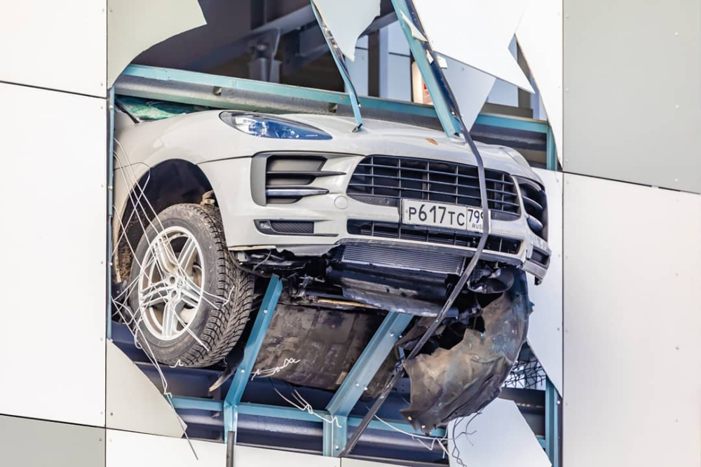 Chiếc Porsche Macan tông thủng bức tường của bãi đỗ xe trên cao