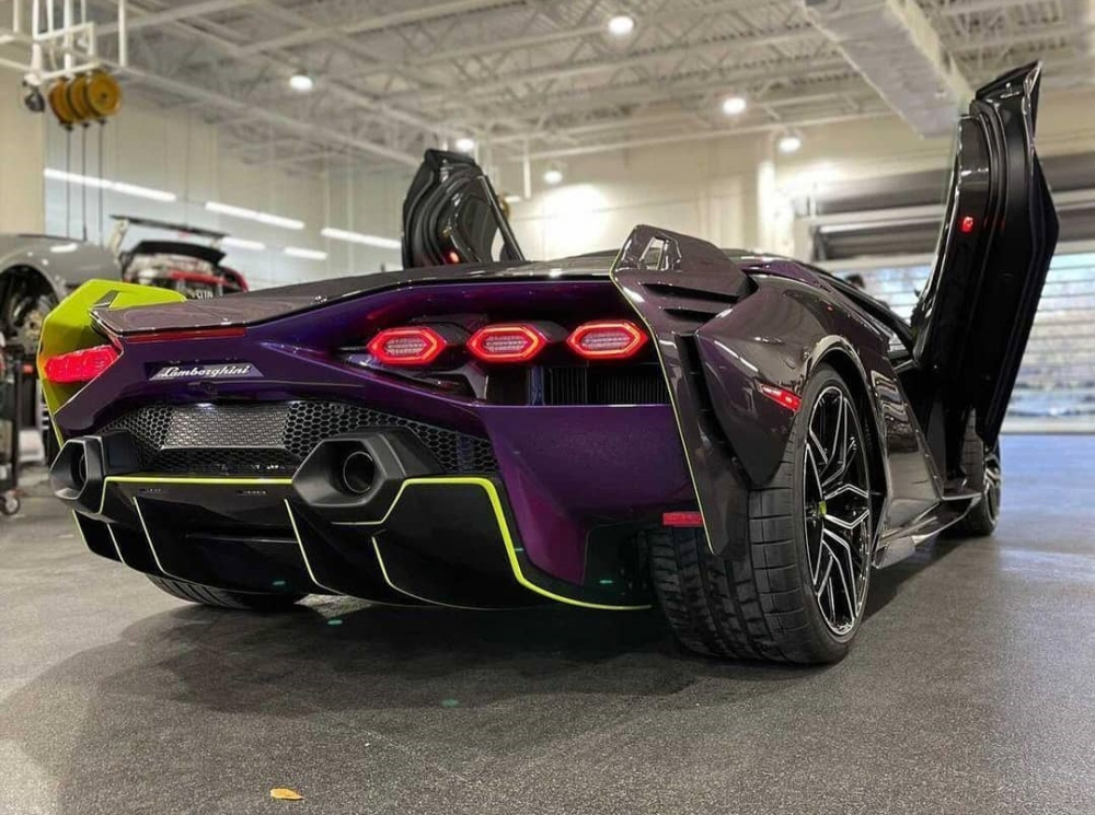 Phần đuôi xe hoàn thành màu tím, sợi carbon và xanh neon