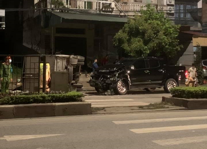 Lực lượng chức năng điều tra hiện trường vụ tai nạn